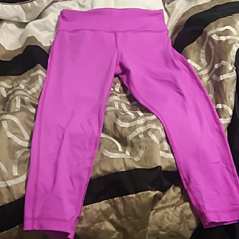 Cropped  yoga  pants. Great for workouts. Good con